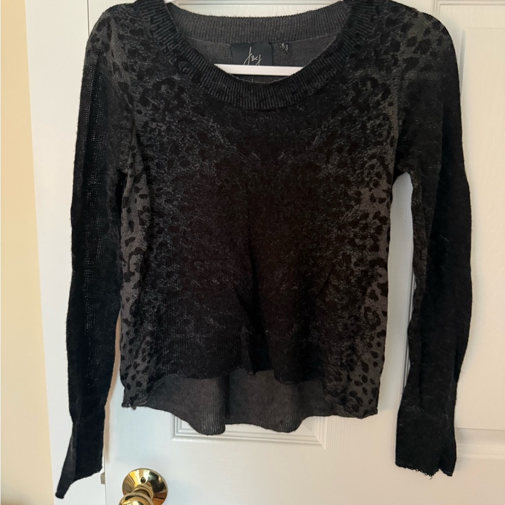 Long-Sleeve Grey Animal-Print Knit Top